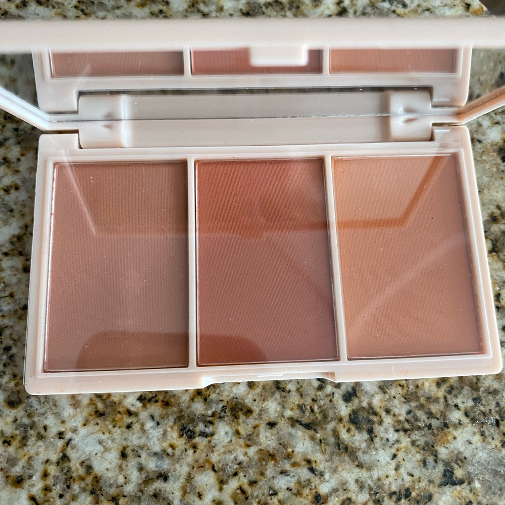 NWT Makeup Bundleđź’•đź’… - Picture 6 of 11